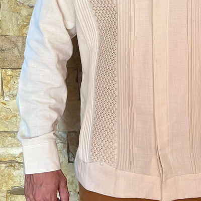 Guayabera de lino beige con diseño clásico y elegante