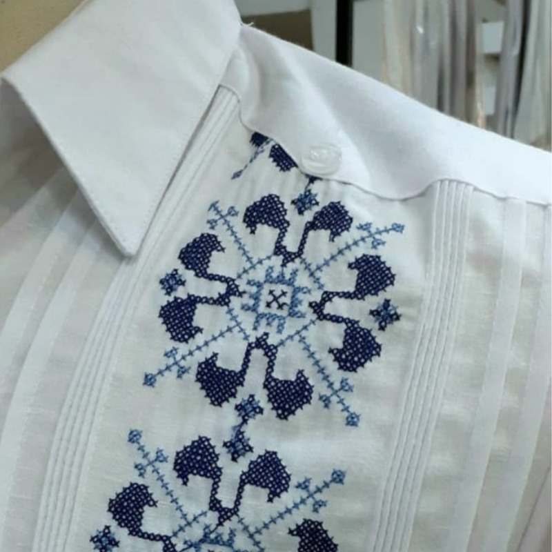 Guayabera de lino blanca con bordado azul clásico
