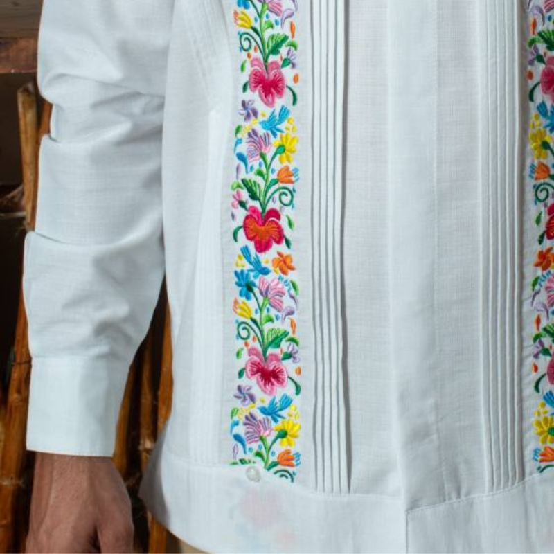 Guayabera de lino blanca con flores bordadas a mano