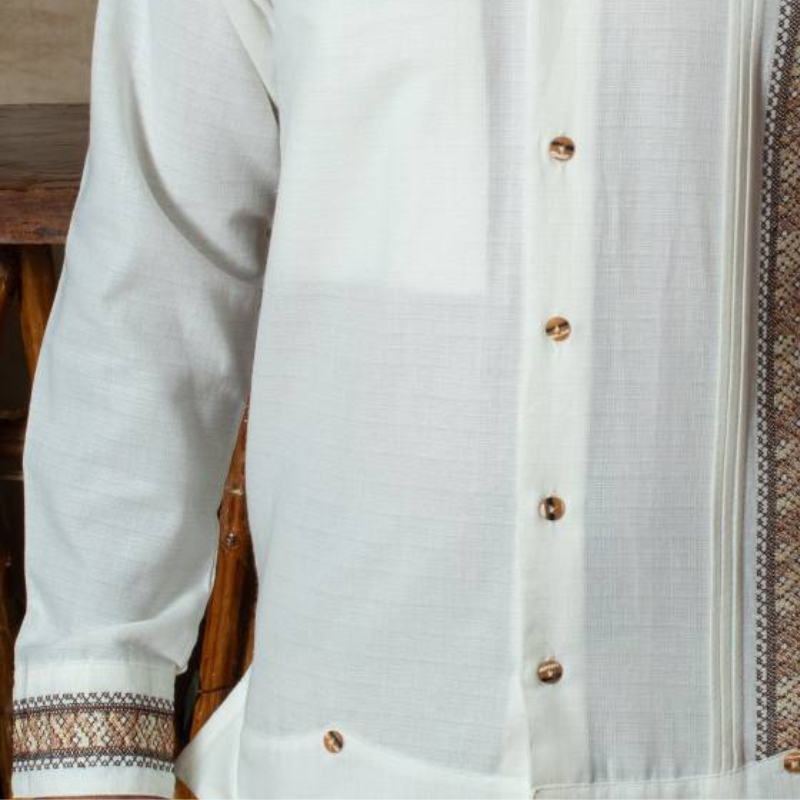 Guayabera de lino blanca con puño elegante bordado