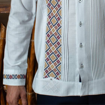 Guayabera de lino con bordado típico artesanal hecho a mano