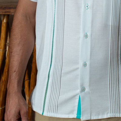 Guayabera de lino con cuello mao y bordado en tono verde agua