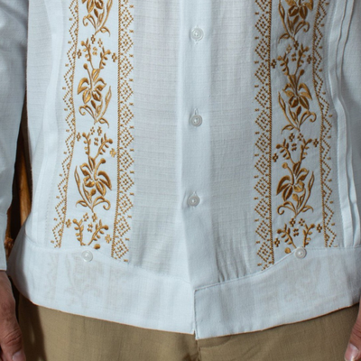 Guayabera de lino con diseño tradicional floral mexicano