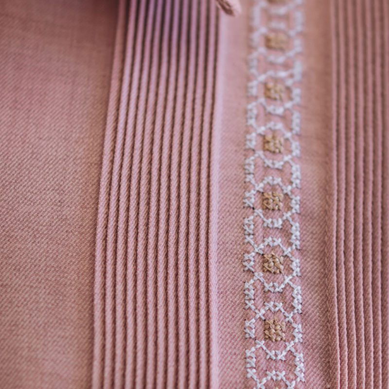 Guayabera de lino rosa claro con diseño clásico