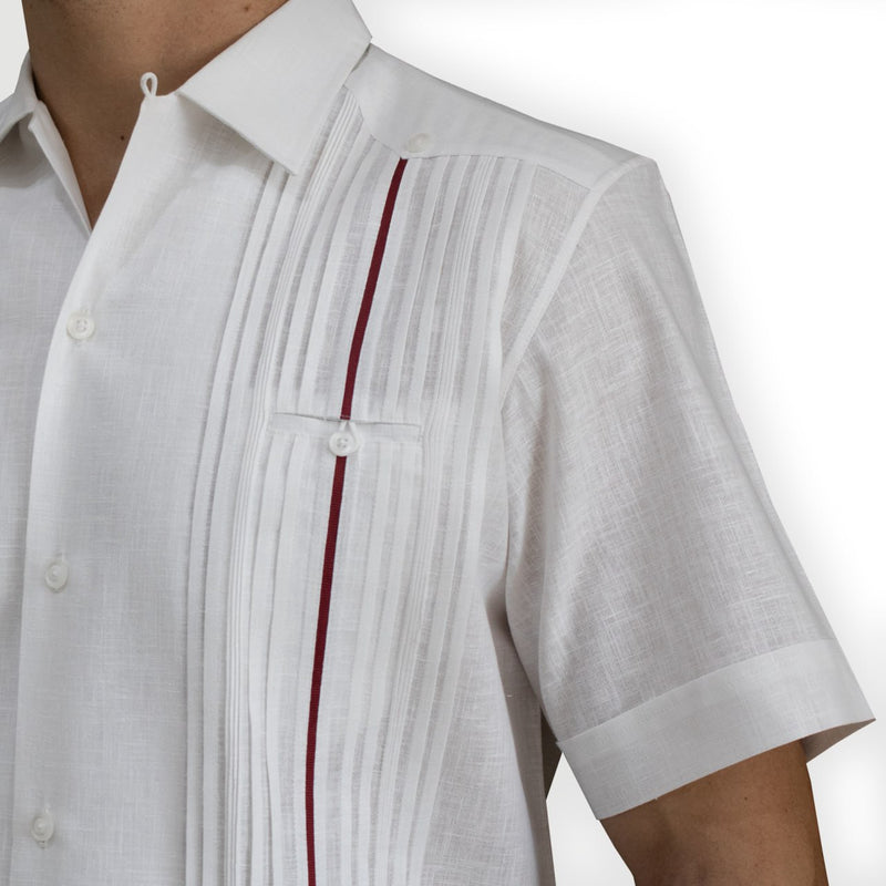 Detalle de la guayabera de lujo para eventos tropicales