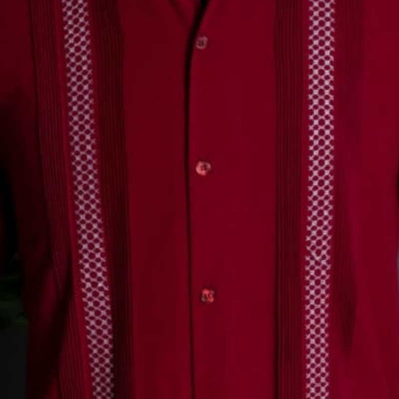 Guayabera elegante color rojo cereza, ideal para bodas y eventos tropicales.