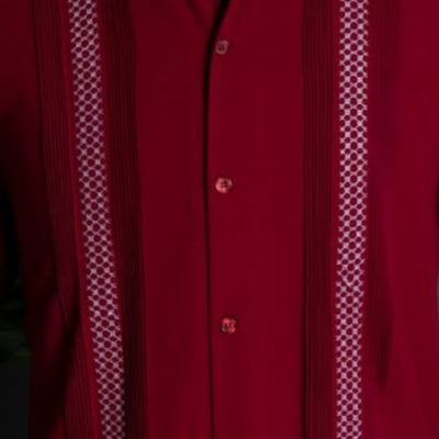 Guayabera elegante color rojo cereza, ideal para bodas y eventos tropicales.