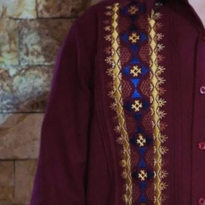 Guayabera elegante color rojo quemado, ideal para eventos tropicales.