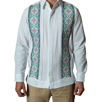 Guayabera elegante con bordado yucateco hecho a mano