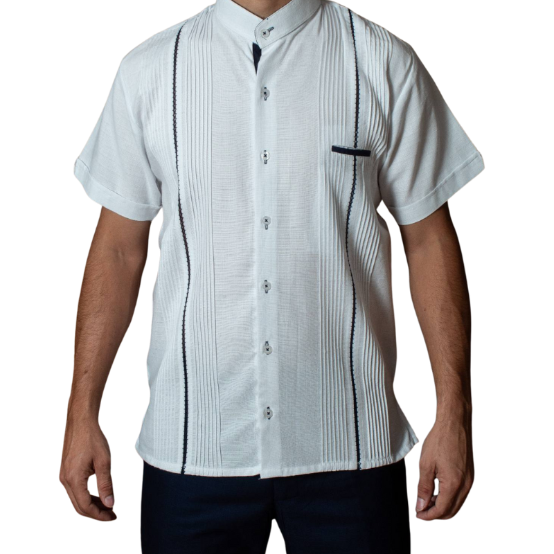 Guayabera elegante de lino con cuello mao y bordado azul marino