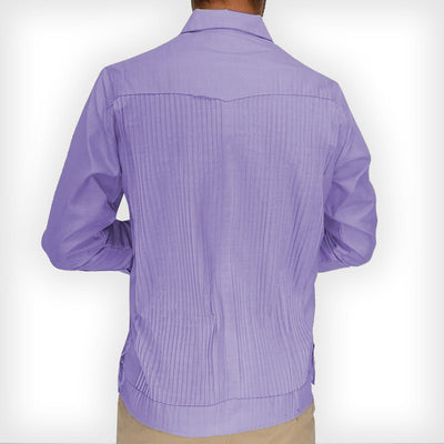 Guayabera elegante en tono púrpura con bolsillos clásicos