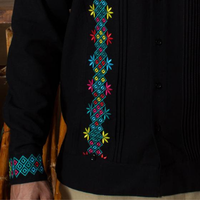 Guayabera elegante negra con acabado artesanal mexicano