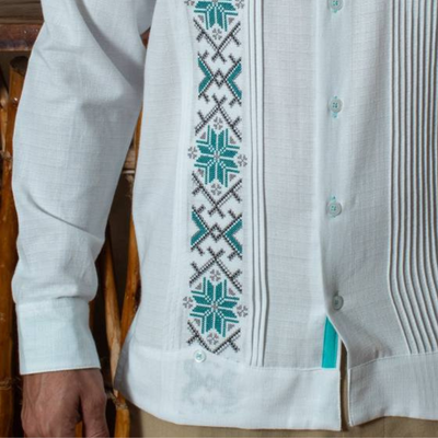 Guayabera formal con bordado turquesa para bodas o eventos tropicales