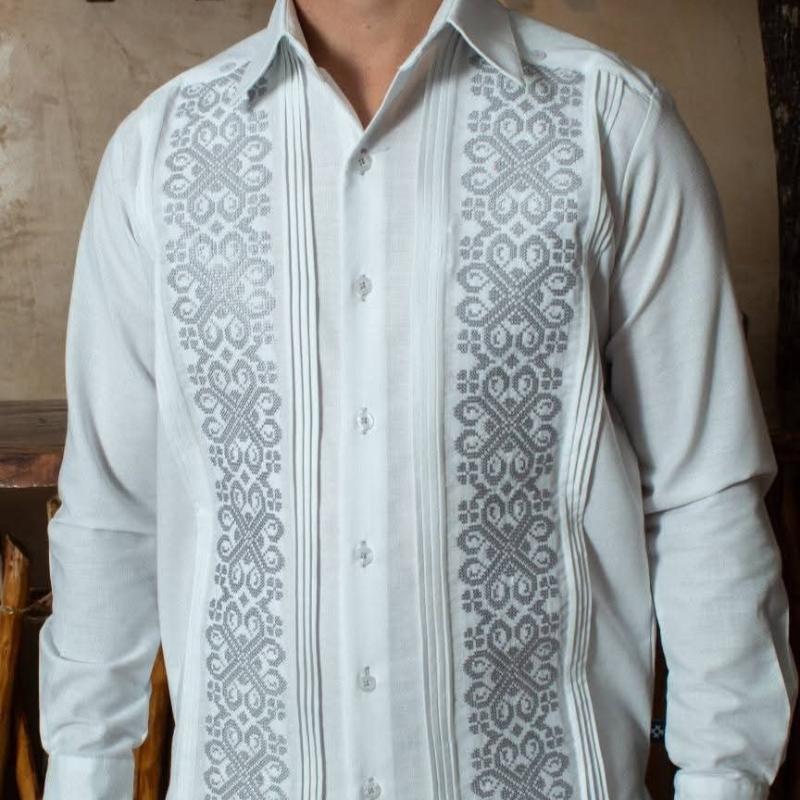 Guayabera fresca con bordado gris hecha en lino y algodón