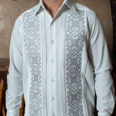 Guayabera fresca con bordado gris hecha en lino y algodón