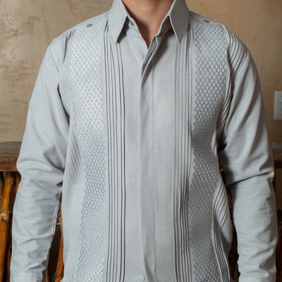 Guayabera gris de manga larga estilo formal artesanal