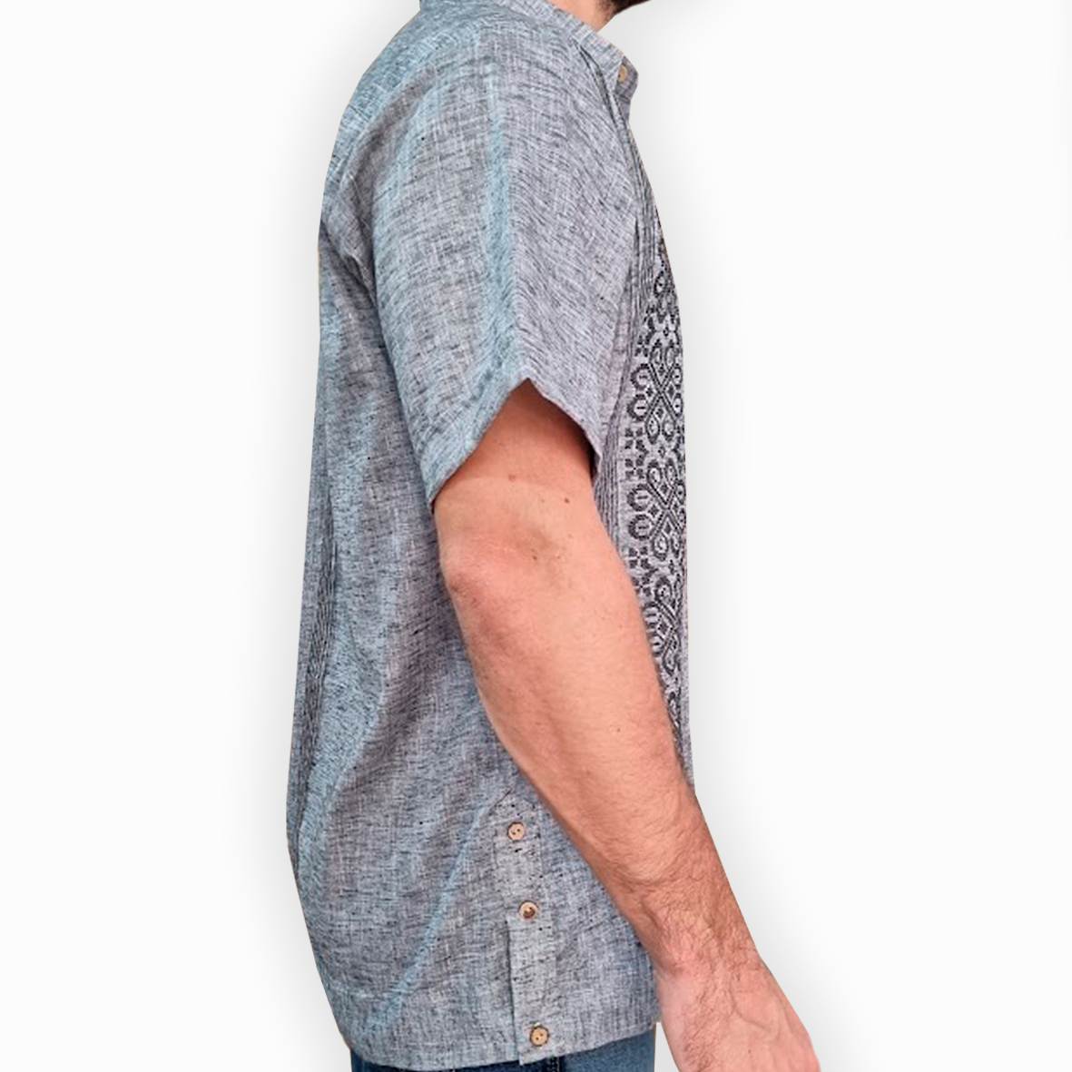 Guayabera gris manga corta combinada con pantalones claros en look formal