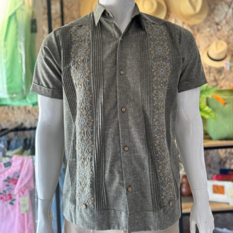 Guayabera gris manga corta con bordado artesanal