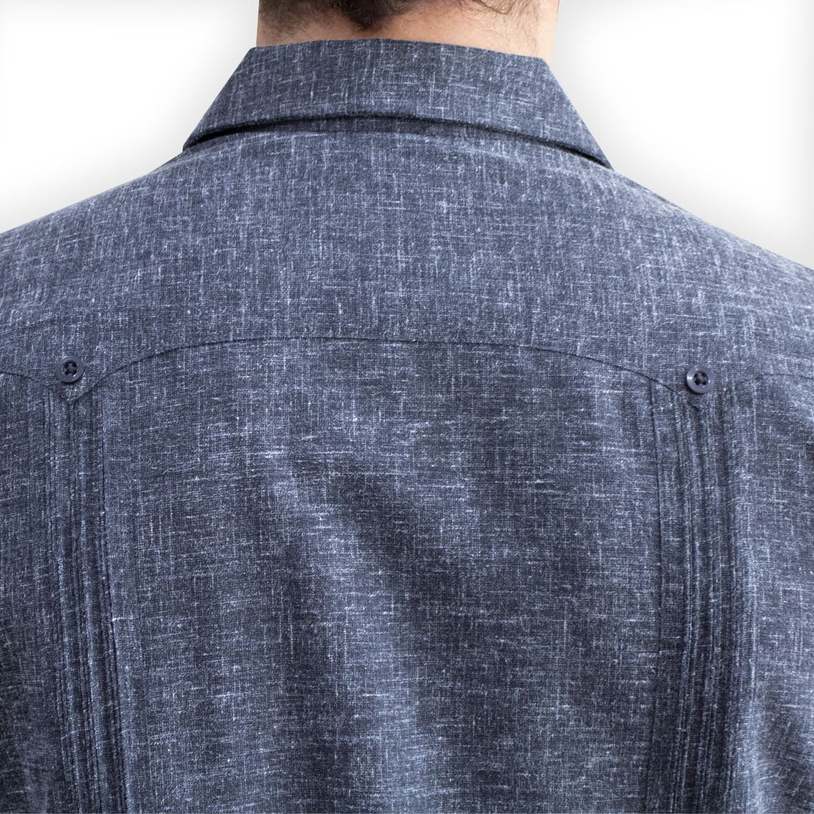 Guayabera gris oscuro clásica con cuatro bolsillos y diseño tradicional