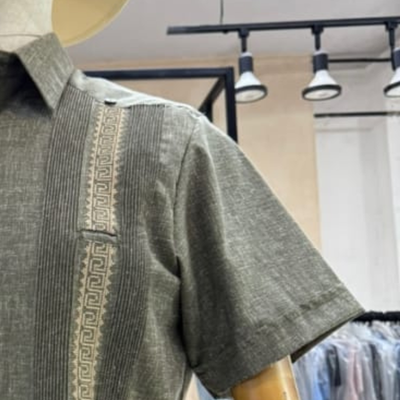 Guayabera gris verdoso manga corta elegante
