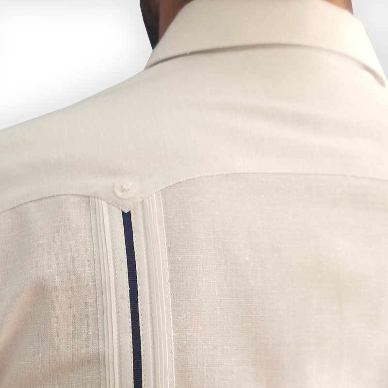 Guayabera hombre boda blanca con detalle azul marino en el pecho