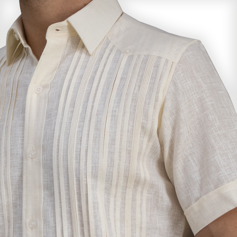 Hombre luciendo guayabera color hueso en evento de día

