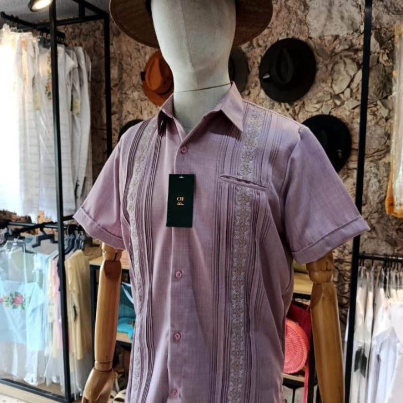 Guayabera lavanda manga corta bordada
