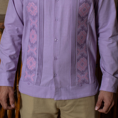 Guayabera lila fresca y elegante con bordado tradicional