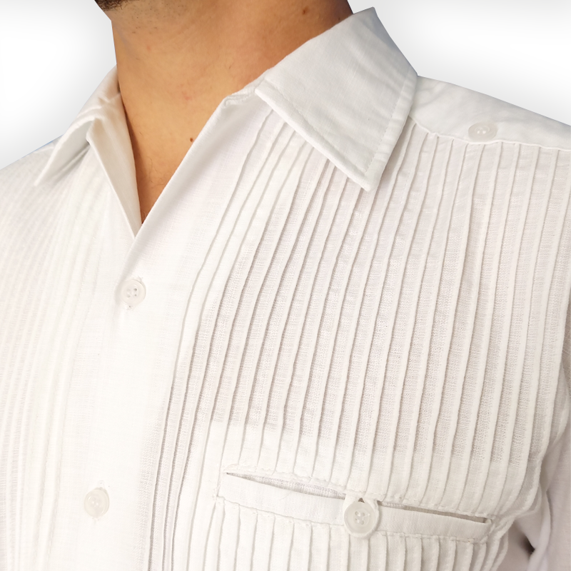 Guayabera blanca de manga corta con detalles de alforzas - vista frontal completa