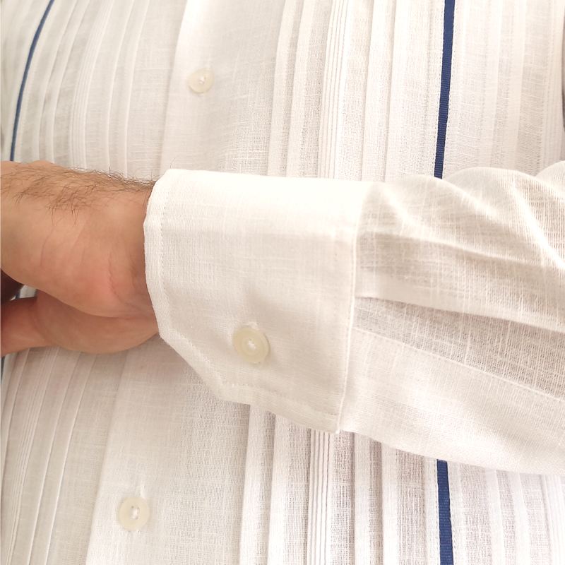 Guayabera manga larga para hombre en evento formal