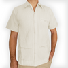 Guayabera marfil combinada con pantalón blanco en evento al aire libre