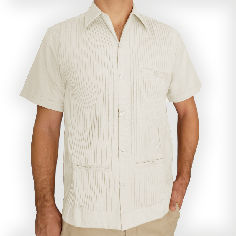 Guayabera marfil combinada con pantalón blanco en evento al aire libre

