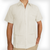 Guayabera marfil combinada con pantalón blanco en evento al aire libre

