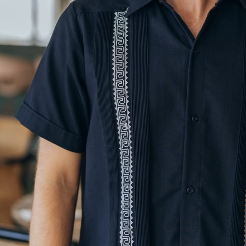 Guayabera navy manga corta con bordado artesanal