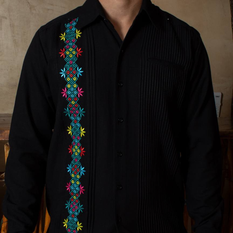 Guayabera negra bordada artesanal para eventos formales