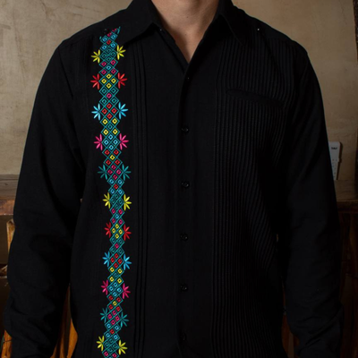 Guayabera negra bordada artesanal para eventos formales