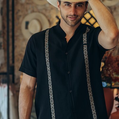 Guayabera negra manga corta con bordado artesanal