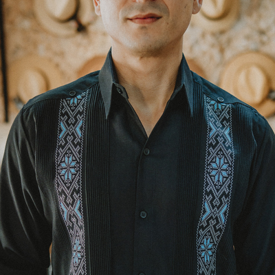 Guayabera negra manga larga bordada elegante