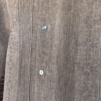 Guayabera presidencial 100% lino beige detalles