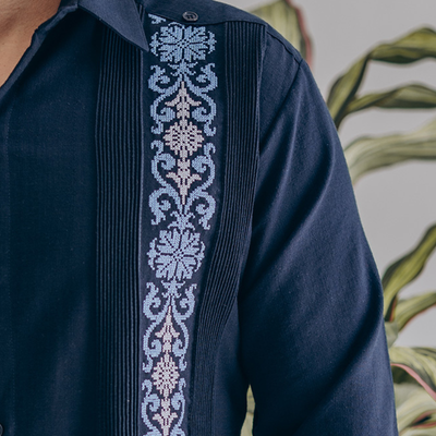 Guayabera presidencial azul marino bordada elegante