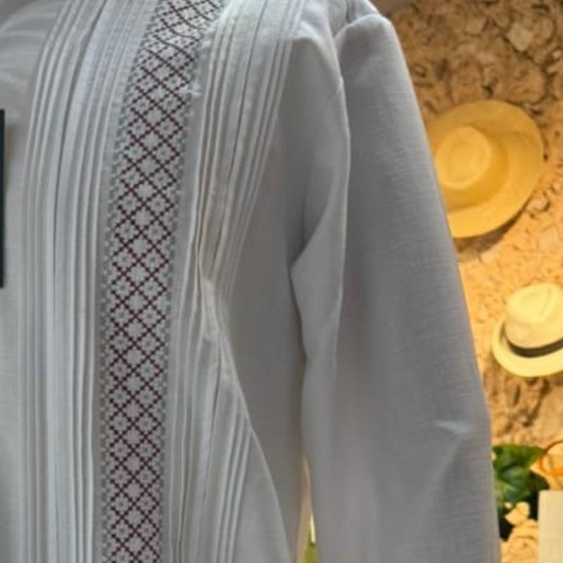 Guayabera presidencial blanca con bordado tradicional gris y rojo