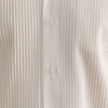 Guayabera presidencial blanca en evento formal diurno al aire libre