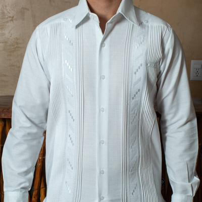 Guayabera presidencial blanca hecha a mano por artesanos yucatecos.