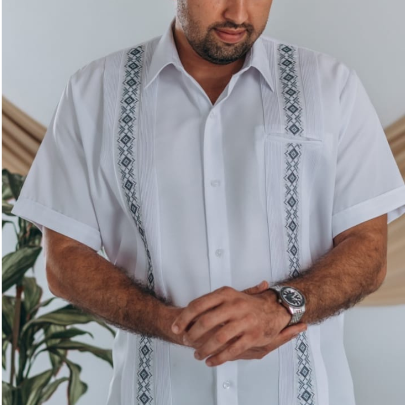 Guayabera presidencial blanca manga corta bordada elegante
