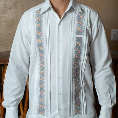 Guayabera presidencial bordada multicolor artesanal de lino y algodón