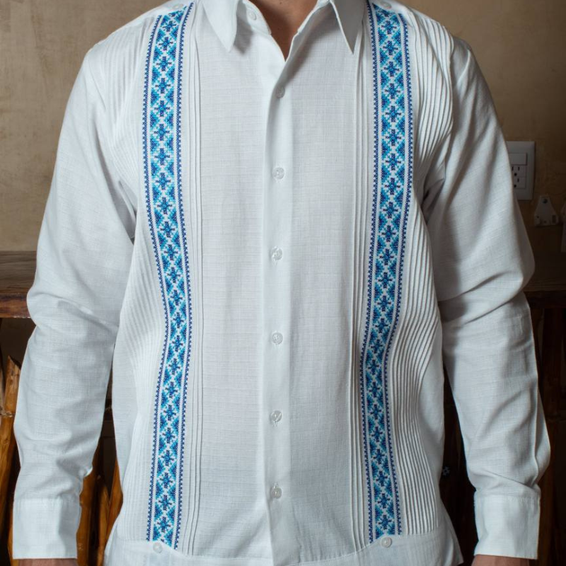 Guayabera presidencial bordado azul cielo artesanal de lino y algodón