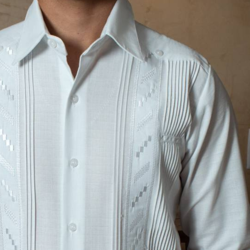 Guayabera presidencial bordado blanco artesanal en lino y algodón