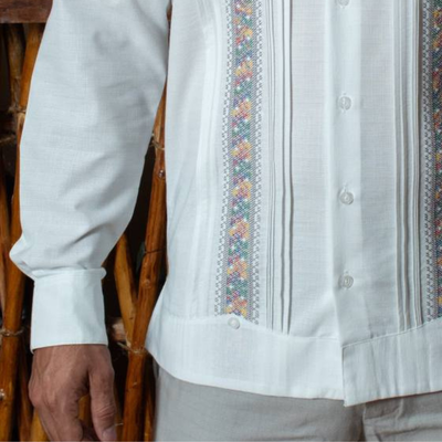 Guayabera presidencial multicolor hecha a mano por artesanos yucatecos.