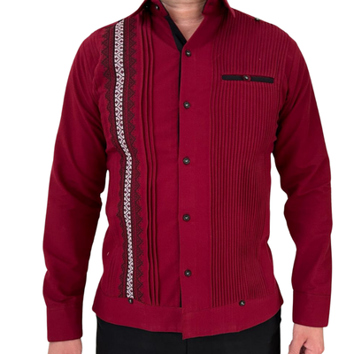 Guayabera roja bordada para hombre, confeccionada a mano en lino y algodón.