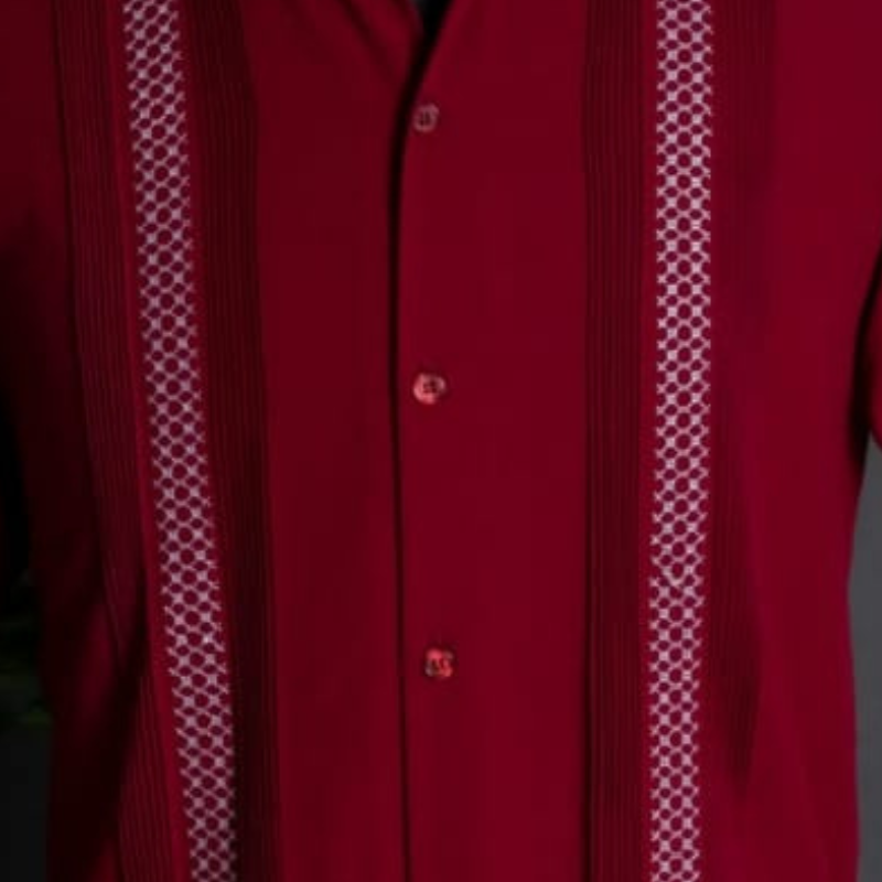 Guayabera roja elegante hecha a mano, ideal para eventos tropicales.
